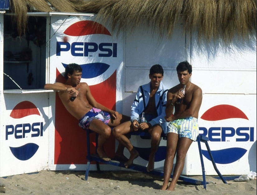 Color photos of beach life in Chile in the 1980s