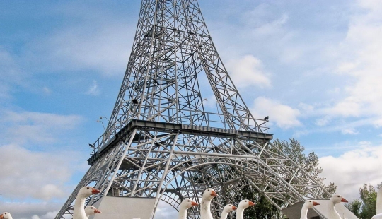 Como madera contrachapada sobre París: 15 Torres Eiffel de las extensiones de la Madre Rusia