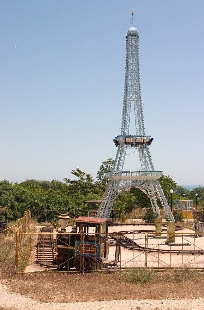 Como madera contrachapada sobre París: 15 Torres Eiffel de las extensiones de la Madre Rusia