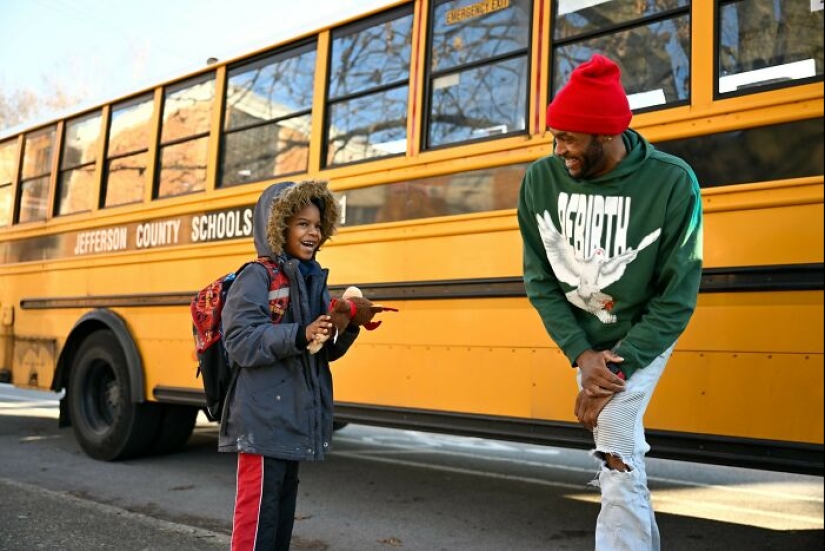 Conductor de autobús ayuda a un estudiante que llora por no estar preparado para el día de pijama en la escuela