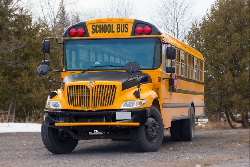 Conductor de autobús ayuda a un estudiante que llora por no estar preparado para el día de pijama en la escuela