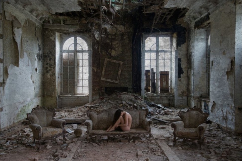 Contrast: photographer takes naked girls in abandoned buildings
