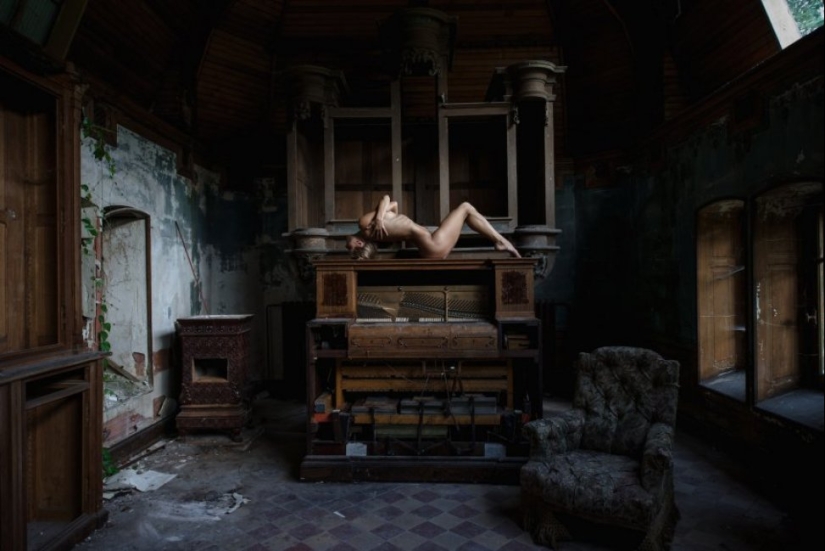 Contrast: photographer takes naked girls in abandoned buildings