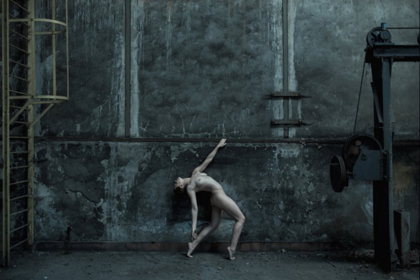 Contraste: es un fotógrafo que toma chicas desnudas en edificios abandonados