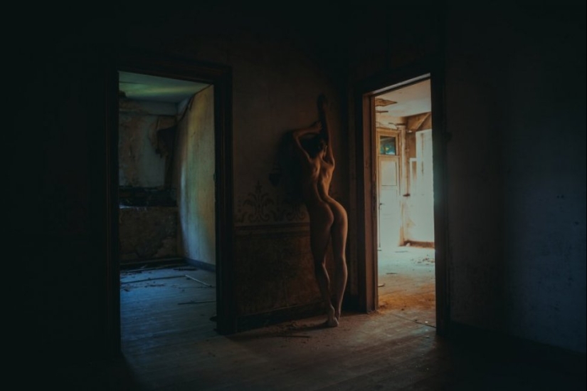Contraste: es un fotógrafo que toma chicas desnudas en edificios abandonados