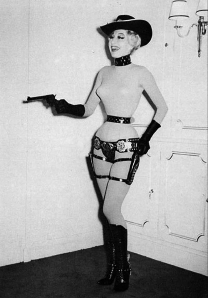 Cora Corsett es una modelo fetiche de los años 70 con una cintura fenomenalmente estrecha.