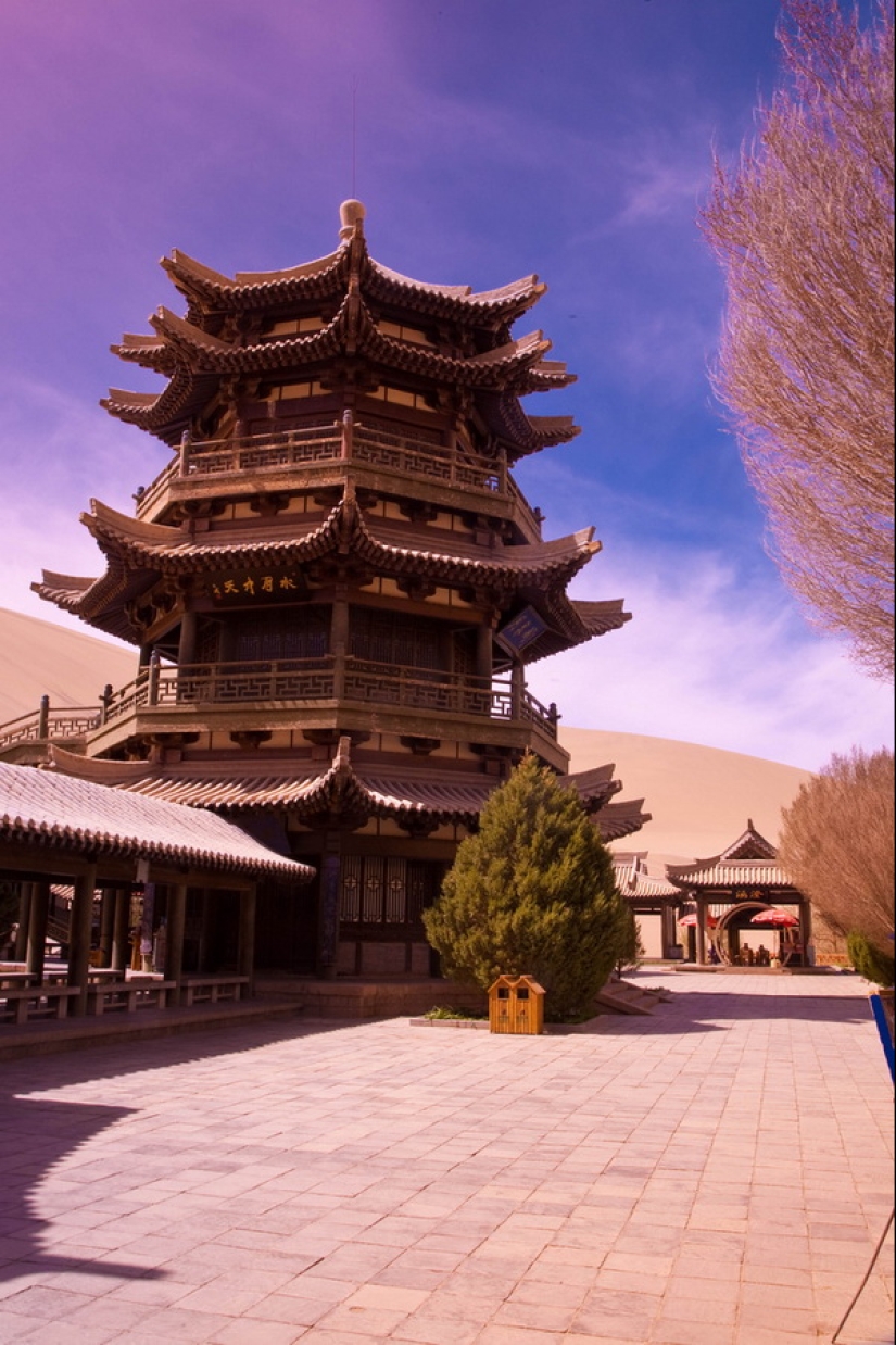 Crescent Lake — a Chinese oasis in the desert