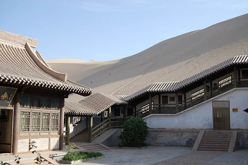 Crescent Lake — a Chinese oasis in the desert