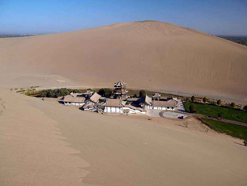 Crescent Lake — a Chinese oasis in the desert