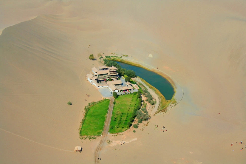 Crescent Lake-un oasis chino en el desierto