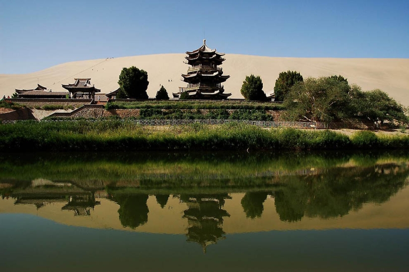 Crescent Lake-un oasis chino en el desierto