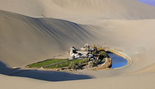 Crescent Lake-un oasis chino en el desierto