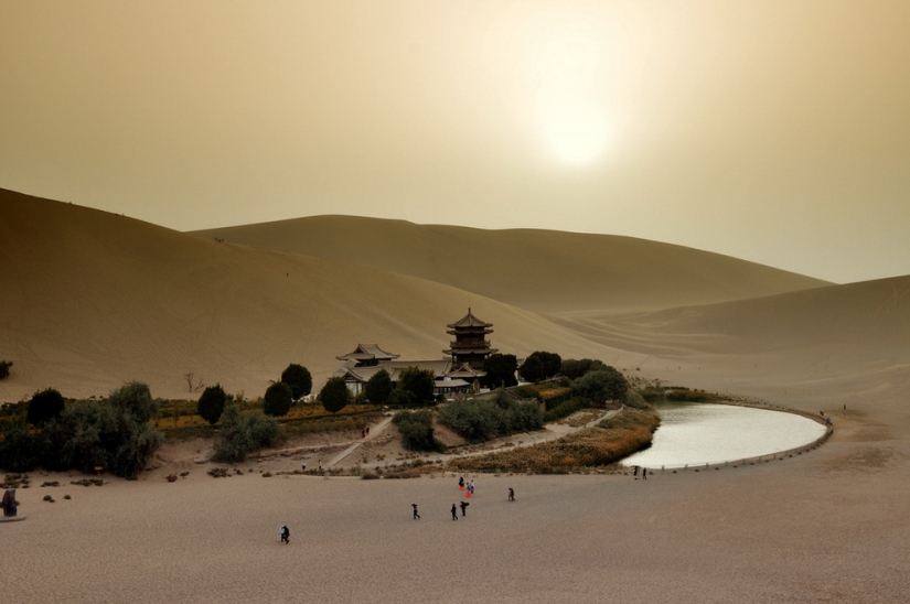 Crescent Lake-un oasis chino en el desierto