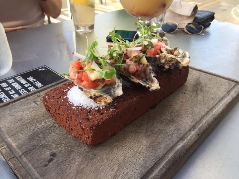 Croutons on a shovel: 22 examples of a very strange serving of dishes