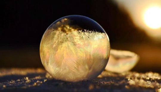 Crystal balls — a girl photographs soap bubbles in the cold