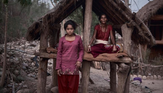Culpables por género: A dónde envían a las niñas durante la menstruación en Nepal