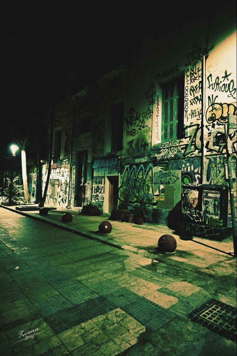 Cyberpunk Atenas 2124: Fotografía callejera nocturna por Zouan Kourtis