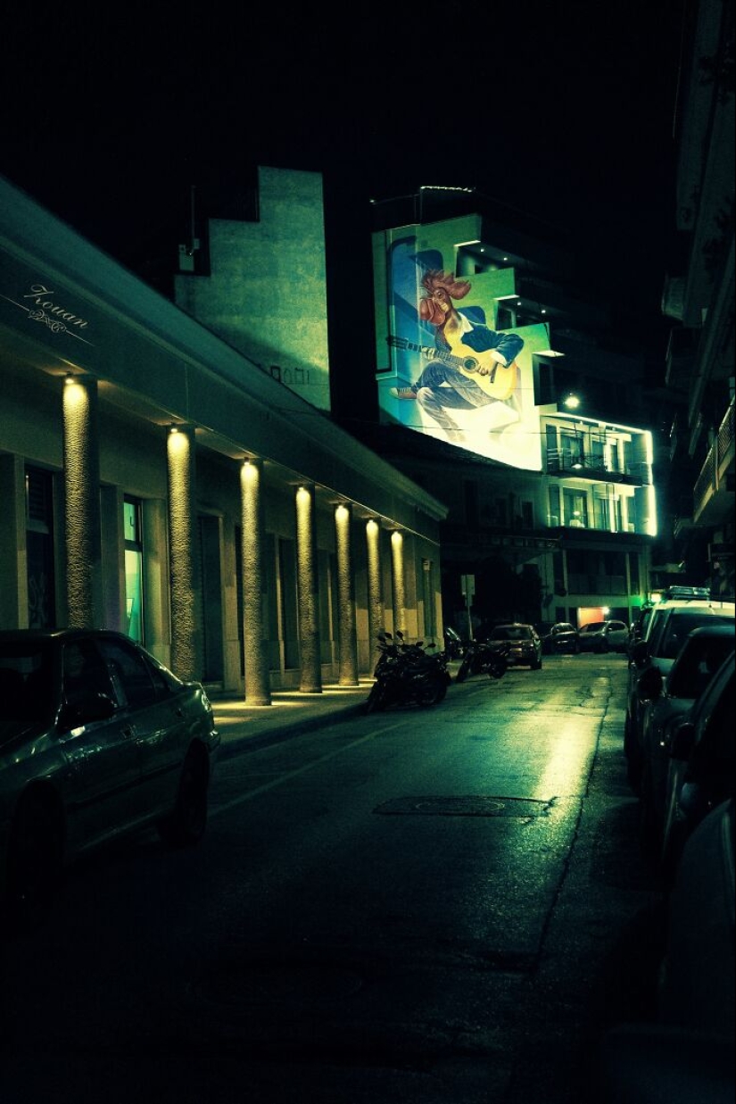 Cyberpunk Atenas 2124: Fotografía callejera nocturna por Zouan Kourtis