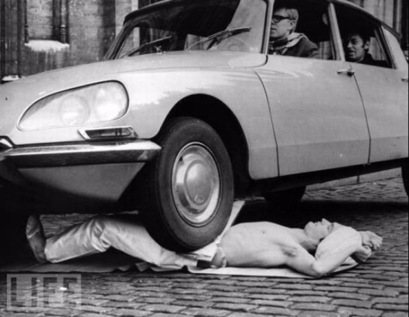 Deadly Number — Crazy stunts in retro photos