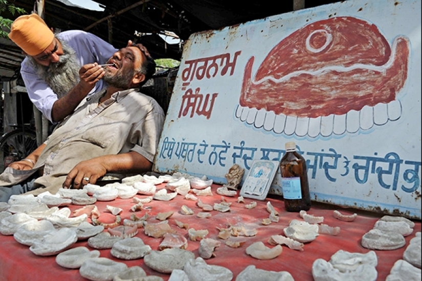 Dentistas callejeros en India: servicio para valientes y no aprensivos