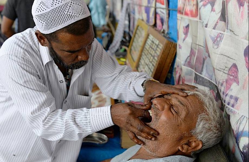 Dentistas callejeros en India: servicio para valientes y no aprensivos