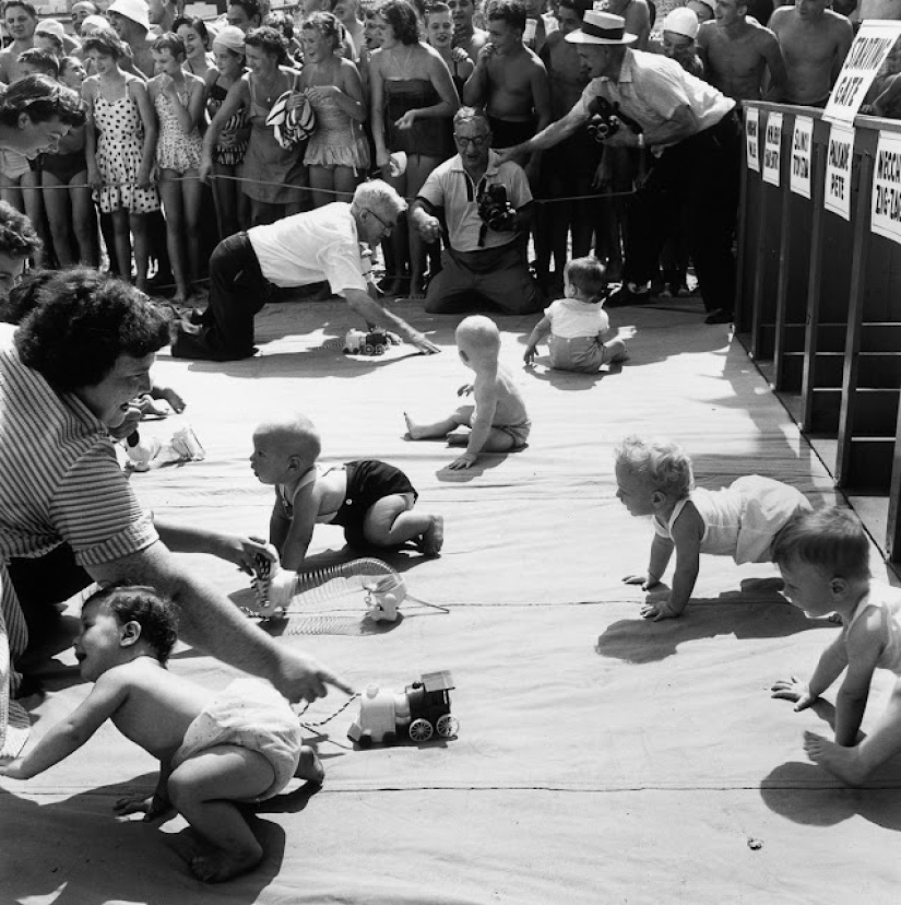 Derby en pañales: cómo eran las carreras retro de bebés gateando