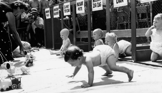 Derby en pañales: cómo eran las carreras retro de bebés gateando