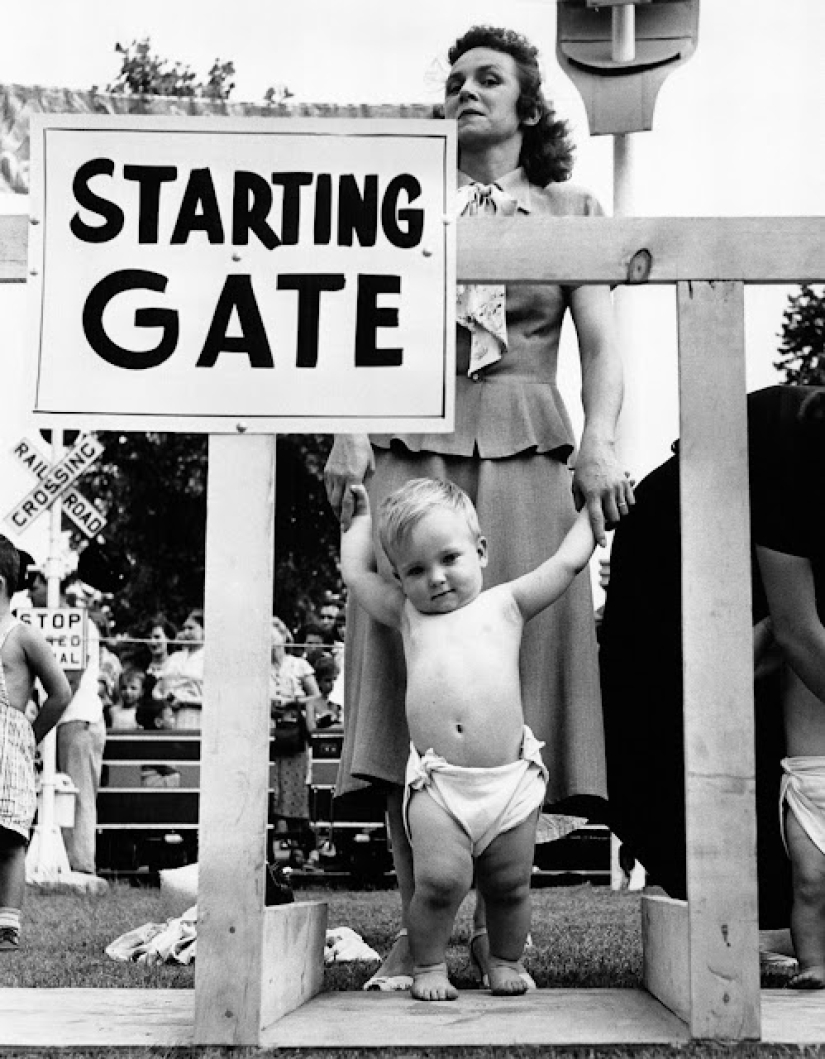 Derby en pañales: cómo eran las carreras retro de bebés gateando