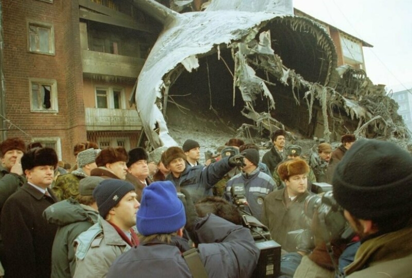 Destruction and disassembly: the Russian province in the dashing 90s