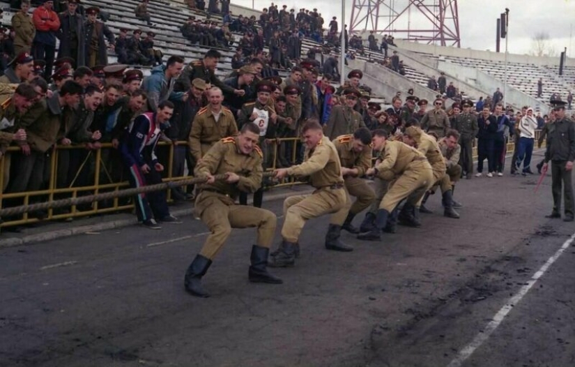 Destruction and disassembly: the Russian province in the dashing 90s