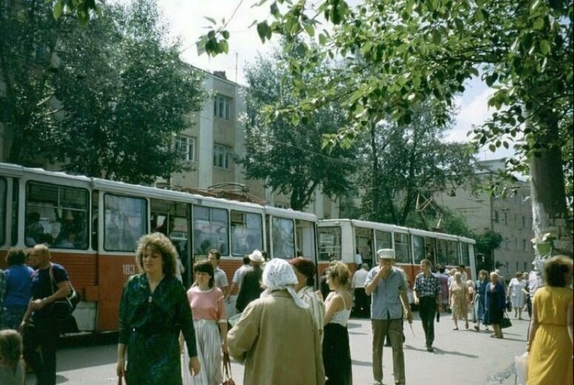 Destruction and disassembly: the Russian province in the dashing 90s