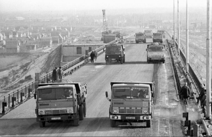 Destruction and disassembly: the Russian province in the dashing 90s