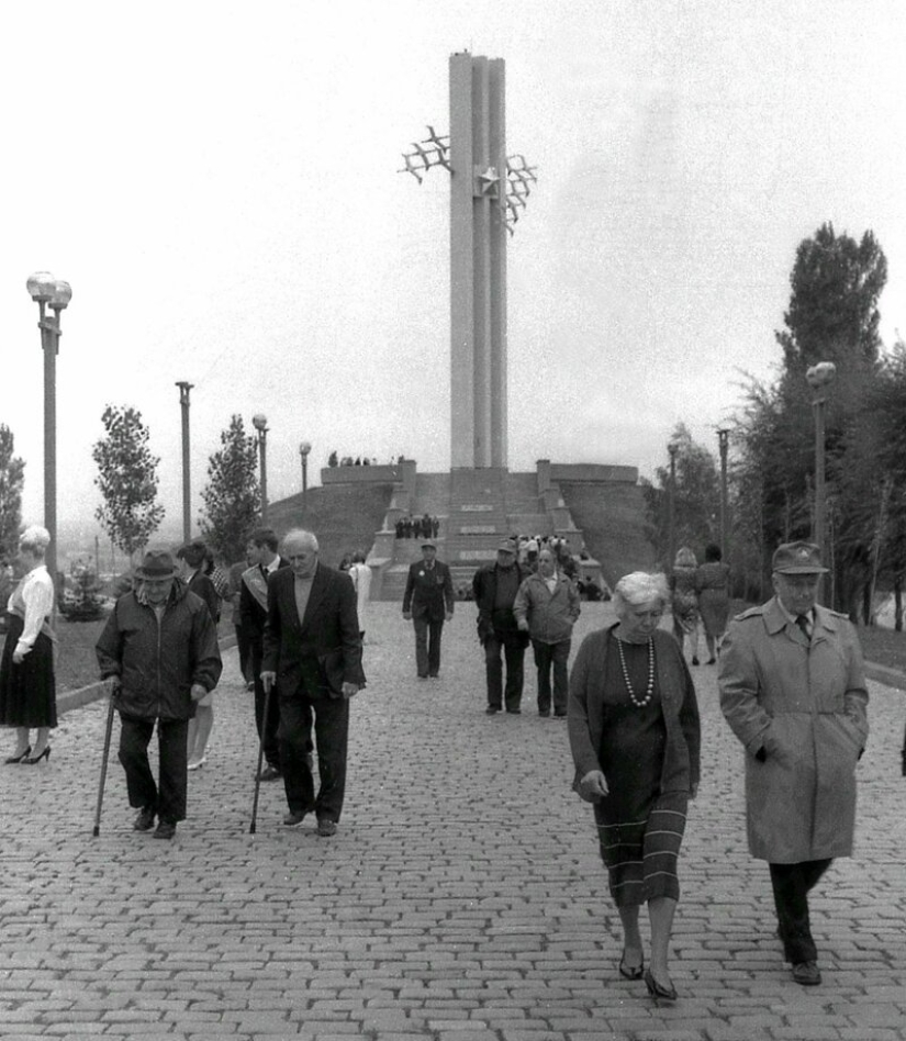 Destruction and disassembly: the Russian province in the dashing 90s