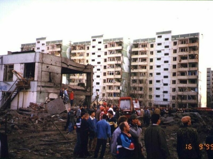 Destruction and disassembly: the Russian province in the dashing 90s