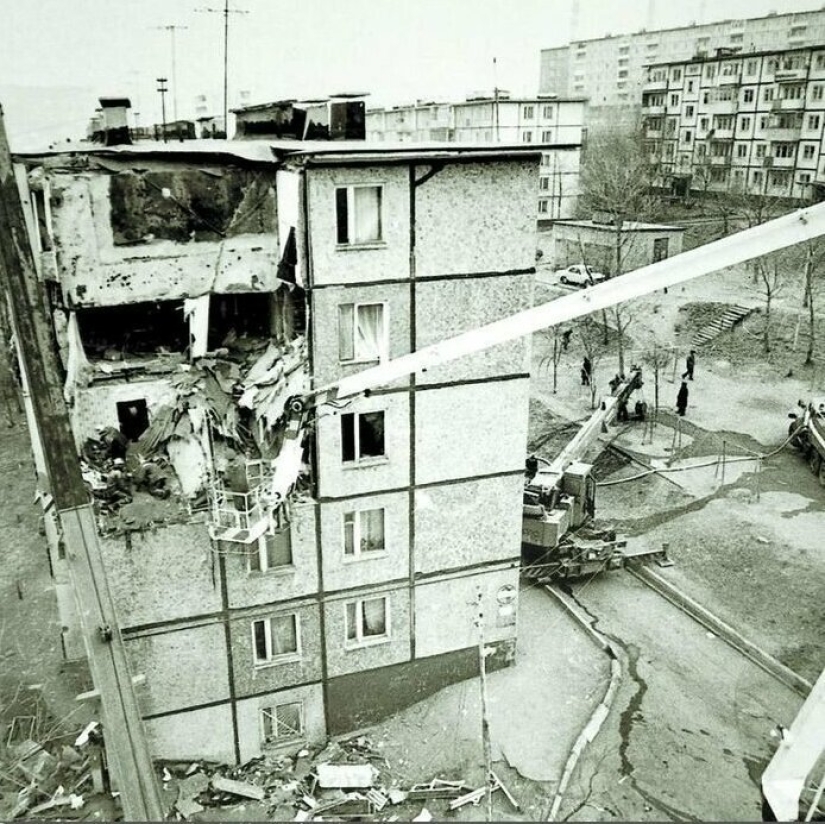 Destruction and disassembly: the Russian province in the dashing 90s