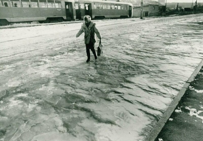 Destruction and disassembly: the Russian province in the dashing 90s