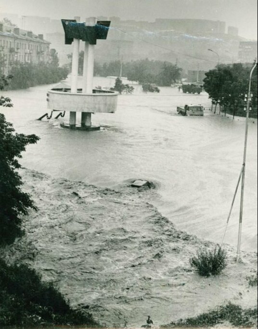 Destruction and disassembly: the Russian province in the dashing 90s