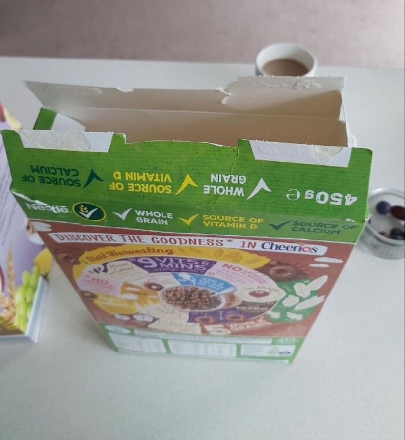 Detailed instructions on how to properly close the cardboard packaging with cereals