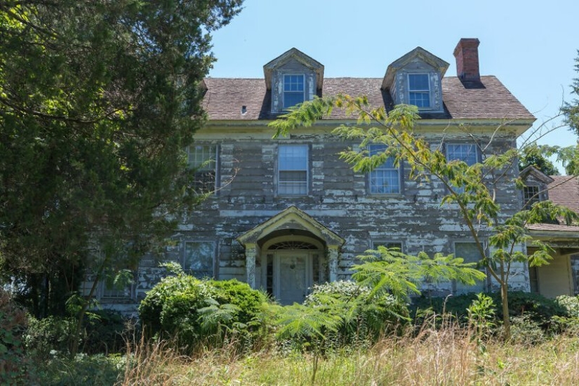 Disappeared feel the great spirit of America: walk through the abandoned old mansion