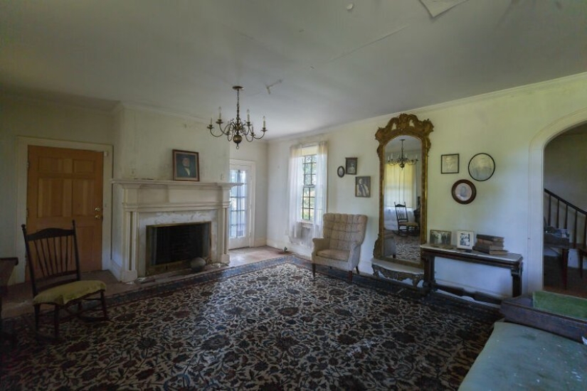 Disappeared feel the great spirit of America: walk through the abandoned old mansion