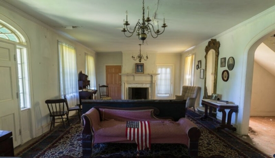 Disappeared feel the great spirit of America: walk through the abandoned old mansion