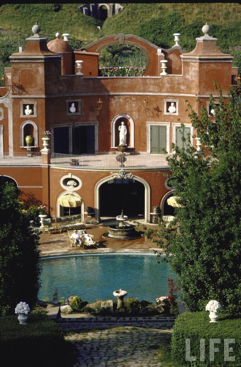 Dolce vita: unknown photos of a young Sophia Loren in a luxury villa