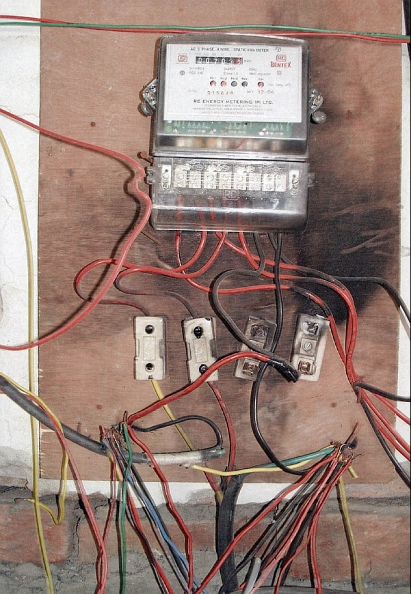 "Don't come near, it will kill": 12 worst examples of electrical wiring abroad