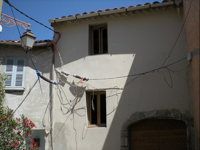 "Don't come near, it will kill": 12 worst examples of electrical wiring abroad