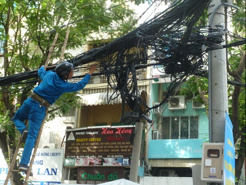 "Don't come near, it will kill": 12 worst examples of electrical wiring abroad