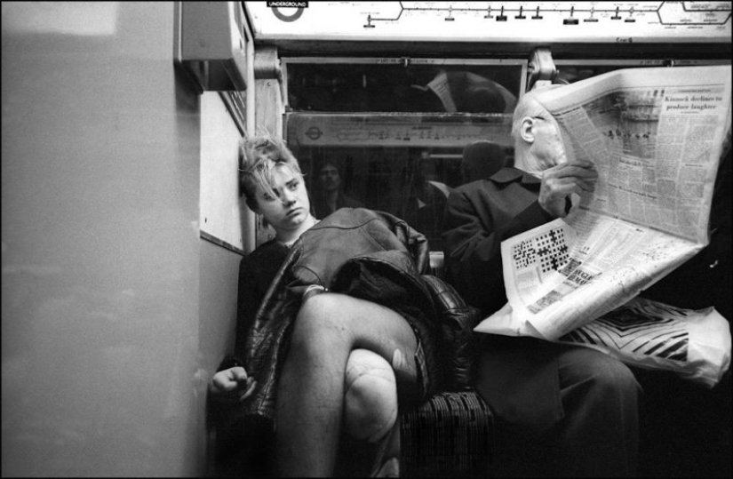 "Down the pipe": a London photographer with years, quietly filming the passengers of the subway