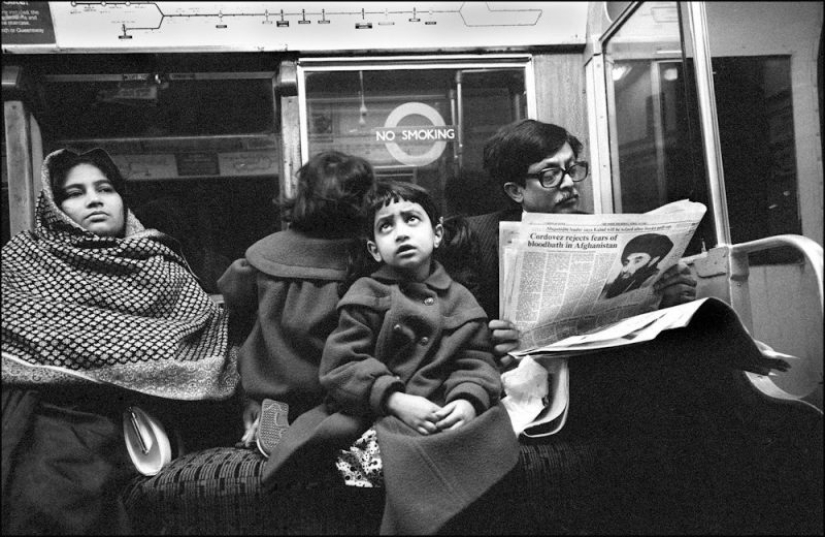 "Down the pipe": a London photographer with years, quietly filming the passengers of the subway