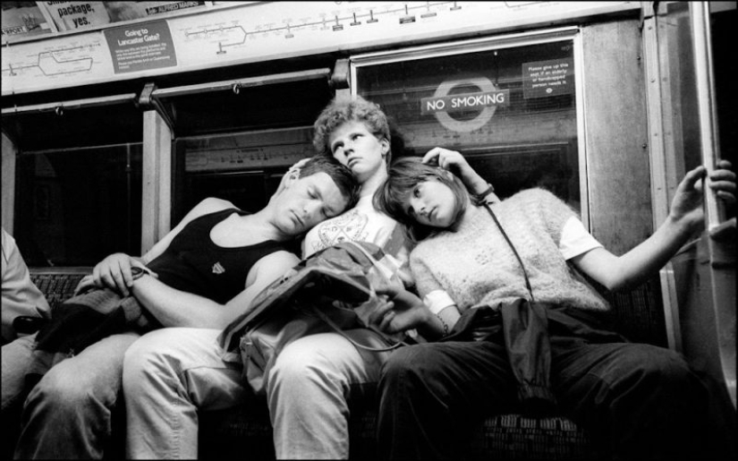 "Down the pipe": a London photographer with years, quietly filming the passengers of the subway