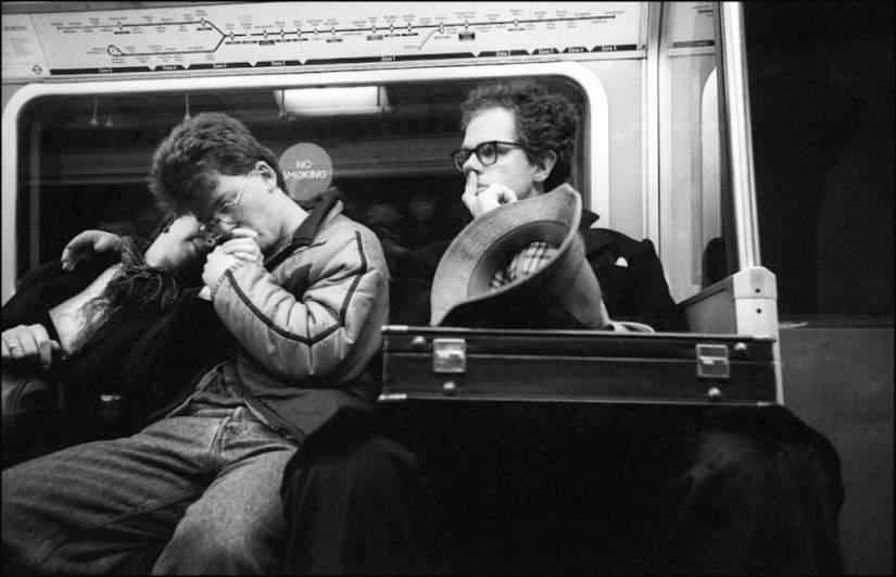 "Down the pipe": a London photographer with years, quietly filming the passengers of the subway