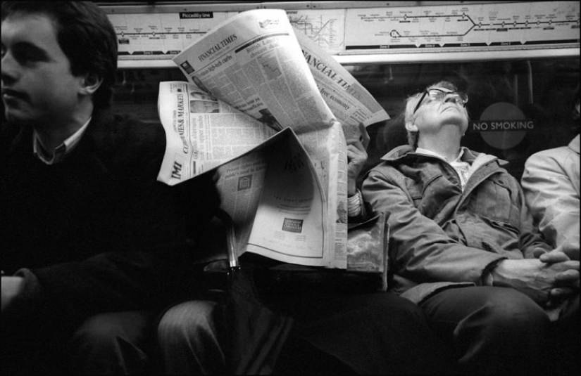 "Down the pipe": a London photographer with years, quietly filming the passengers of the subway